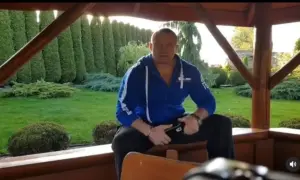 Mariusz Pudzianowski w swojej posiadłości, gdzie mieszka. W tle zadbany ogród z żywopłotem.