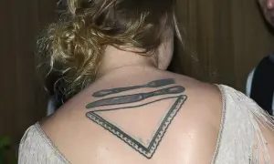 Kto ze świata rozrywki ma największą kolekcję tatuaży o których nie wie nikt? Może ta kobieta z wytatuowanym sztućcami i serwetką na plecach?
