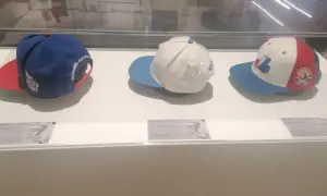 Trzy czapki, w tym niebiesko-czerwona z napisem "MACKER MILLER", biała z napisem "MON", i biało-niebiesko-czerwona z logo Expos. To najciekawsze pamiątki po zmarłych legendach polskiego kina u ich rodzin.