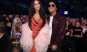 Bruno Mars z partnerką Jessicą Caban na gali. Czy Bruno Mars ma żonę i dzieci? Nie, jest w związku, ale nie ma ślubu ani dzieci.