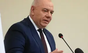 Mężczyzna w garniturze przemawia do mikrofonu. Czy Sasin ma żonę? To pytanie nurtuje wielu, ale zdjęcie nie daje odpowiedzi.