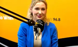 Joanna Miziołek, w wieku około 40 lat, w niebieskiej marynarce, udziela wywiadu w Radiu Wnet.
