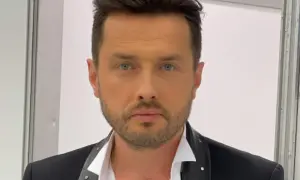 Piotr Cugowski, znany z zespołu Bracia, prezentuje się elegancko w czarnej marynarce. Ile lat ma Piotr Cugowski?