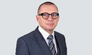 Jacek Olszewski: kim jest z zawodu? Poznaj jego karierę prawniczą