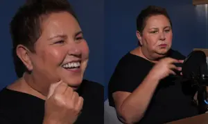 Dorota Wellman waga: uśmiechnięta i skupiona podczas rozmowy przy mikrofonie.