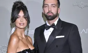 Elegancka para na ściance. Ona w czarnej sukni, on w smokingu. Ciekawe, ile lat ma Jacek Leszczyński, że tak świetnie wygląda.