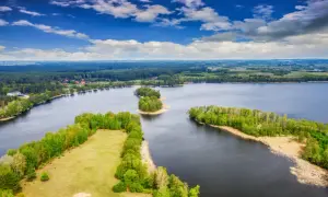 Malownicze jezioro z wyspami i lasami. Czy to prywatny raj, gdzie ktoś z celebrytów ma własną wyspę lub prywatny las w Polsce?