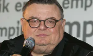 Wojciech Mann, znany z audycji radiowych, w okularach i z mikrofonem. Jego wiek nie jest widoczny na zdjęciu.