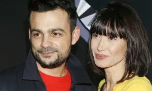 Robert El Gendy z pierwszą żoną, uśmiechnięci, patrzą w różne strony.