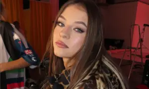 Młoda kobieta z długimi brązowymi włosami i makijażem, ubrana w panterkę. Czy to Bambi?