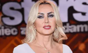 Teresa Werner z drugim mężem, w białej sukni, z błyszczącymi kolczykami i naszyjnikiem.