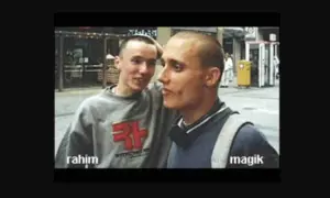 Rahim i Magik, znani z tego, że Justyna Łuszcz jest żoną Magika, pozują do zdjęcia na ulicy.