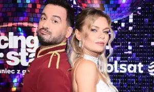Stefano Terrazzino i jego życie prywatne w blasku fleszy. Tancerz i jego partnerka pozują na tle błyszczącej ścianki.