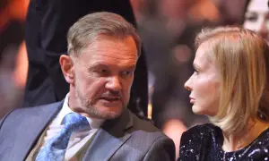 Cezary Pazura w garniturze i krawacie rozmawia z kobietą. Ile lat ma Cezary Pazura?