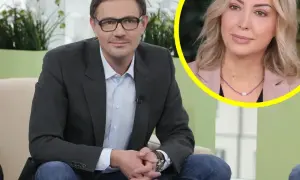 Mężczyzna w okularach i marynarce, być może mąż Anny Zejdler, siedzi na kanapie. Obok, w żółtym okręgu, uśmiecha się kobieta.