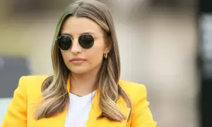 Prawda o pochodzeniu majątku rodziny najbogatszej polskiej it-girl. Młoda kobieta w okularach przeciwsłonecznych i żółtej marynarce.