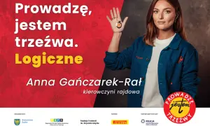 Anna Gańczak-Rał, kierowczyni rajdowa, pokazuje brelok "Prowadzę, jestem trzeźwa. Logiczne". Kampania promuje trzeźwość.