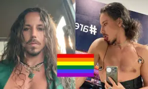 Michał Szpak w zielonej marynarce i z naszyjnikami, obok tęczowa flaga. Czy Michał Szpak ma żonę? Piosenkarz w lustrze.