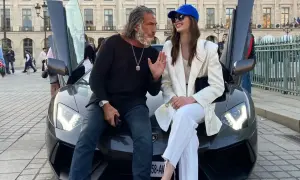 Mężczyzna i kobieta siedzą na masce Lamborghini. Ile lat ma Zeus z Monako? Tego nie wiemy, ale wygląda na doświadczonego.
