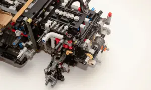 Skomplikowana konstrukcja z klocków LEGO, być może wyjaśniająca, dlaczego popularny raper zbiera klocki LEGO i ma na nie osobny pokój.