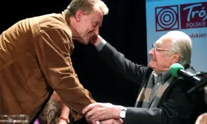 Dwóch starszych panów, jeden w brązowej kurtce, drugi w garniturze, ściska sobie dłonie. Może to symboliczne zakończenie prawdziwych powodów konfliktu reżysera z główną gwiazdą polskiej produkcji?