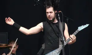 Wayne Static z zespołu Static-X, którego produkcja filmu o nim została wstrzymana przez rodzinę, gra na gitarze.