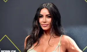 Kim Kardashian w zielonej sukience z wężowym wzorem. Wiele osób zastanawia się, ile lat ma Kim Kardashian.