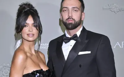 Elegancka para na ściance. Ona w czarnej sukni, on w smokingu. Ciekawe, ile lat ma Jacek Leszczyński, że tak świetnie wygląda.