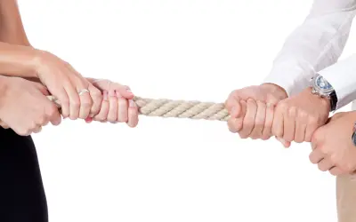 Ręce szarpią linę, symbolizując konflikt. Czy to właśnie przez takie spory partnerka znanego piłkarza jest nielubiana w środowisku WAGs?
