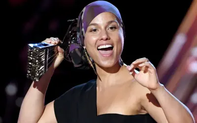 Alicia Keys z nagrodą, bez makijażu poza pracą. Jej naturalność to odpowiedź na pytanie, dlaczego popularna aktorka zrezygnowała z makijażu poza pracą.