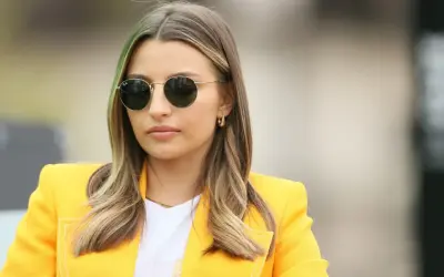 Prawda o pochodzeniu majątku rodziny najbogatszej polskiej it-girl. Młoda kobieta w okularach przeciwsłonecznych i żółtej marynarce.
