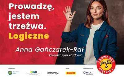 Anna Gańczak-Rał, kierowczyni rajdowa, pokazuje brelok "Prowadzę, jestem trzeźwa. Logiczne". Kampania promuje trzeźwość.