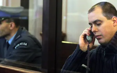 Mężczyzna rozmawia przez telefon, w tle widać funkcjonariusza. Ciekawe, ile lat ma misiek z Nadarzyna?