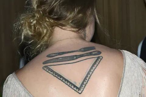 Kto ze świata rozrywki ma największą kolekcję tatuaży o których nie wie nikt? Może ta kobieta z wytatuowanym sztućcami i serwetką na plecach?