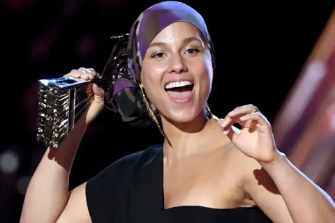 Alicia Keys z nagrodą, bez makijażu poza pracą. Jej naturalność to odpowiedź na pytanie, dlaczego popularna aktorka zrezygnowała z makijażu poza pracą.