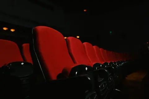 Jakie atrakcje oferuje kino Ursus? Program na weekend