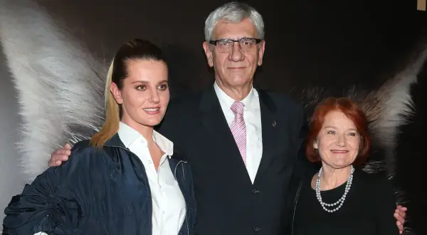 Maryna Kobuszewska, córka, z rodzicami pozuje do zdjęcia na tle futra.