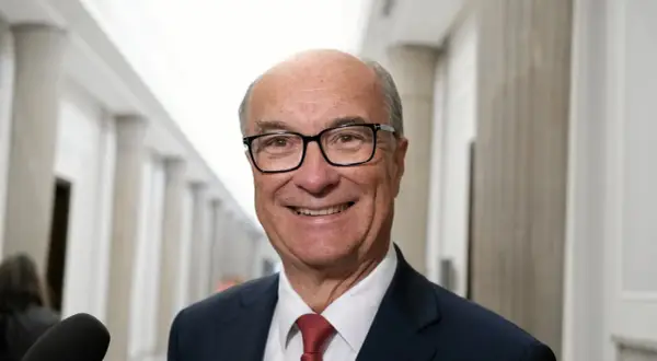 Uśmiechnięty mężczyzna w okularach i garniturze. Czy czarzasty ma dzieci? Nie wiadomo, ale wygląda na szczęśliwego.