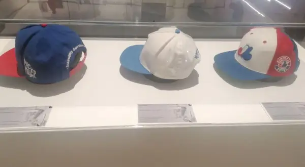 Trzy czapki, w tym niebiesko-czerwona z napisem "MACKER MILLER", biała z napisem "MON", i biało-niebiesko-czerwona z logo Expos. To najciekawsze pamiątki po zmarłych legendach polskiego kina u ich rodzin.