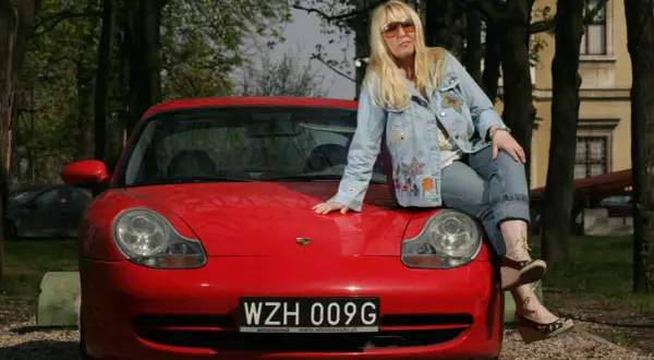 Ikona polskiej sceny, Maryla Rodowicz, siedzi na masce czerwonego Porsche. Czy to symbol tego, dlaczego nigdy nie prowadziła samochodu?