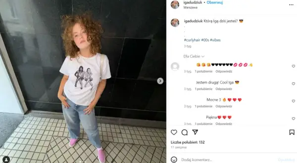 Dziewczynka z kręconymi włosami w koszulce z wizerunkiem dziewczyn. Ile Norbi ma dzieci? Na zdjęciu widać tylko jedną córkę.