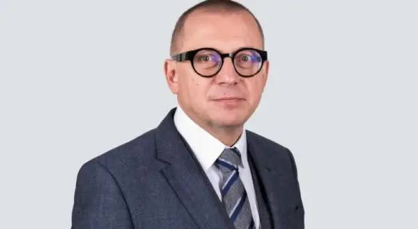 Jacek Olszewski: kim jest z zawodu? Poznaj jego karierę prawniczą