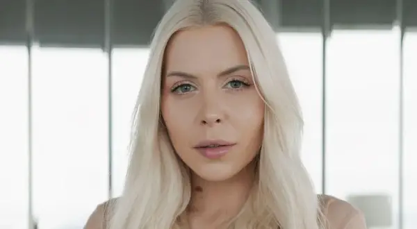 Blondynka z pieprzykiem na szyi. Ciekawe, ile lat ma Julia von Stein, patrząc na jej delikatną urodę.