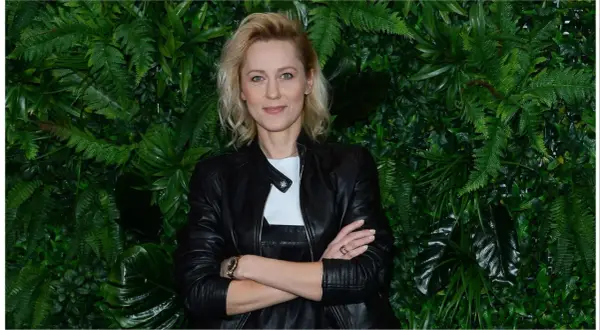 Lea Oleksiak, w czarnej ramonesce, na tle bujnej zieleni. Jej życie prywatne budzi zainteresowanie.