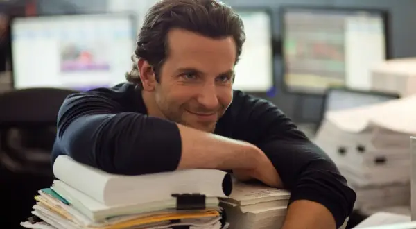 Bradley Cooper, zanim stał się sławny, pracował w biurze, otoczony stertami dokumentów.