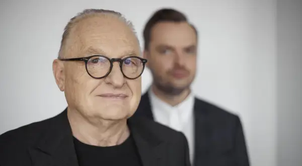Starszy pan w okularach, Andrzej Dużyński, wiek świadczy o doświadczeniu. Obok niego młodszy mężczyzna w garniturze.