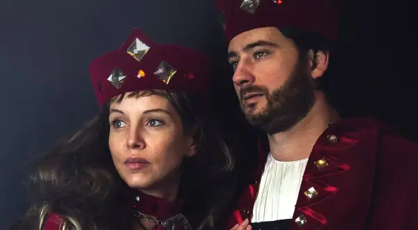 Para tej popularnej piosenkarki rzeczywiście ma szlacheckie korzenie i herb? Para w strojach z epoki, z koronami, wygląda jak z historycznego obrazu.