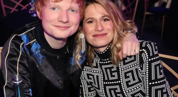 Ed Sheeran z żoną Cherry Seaborn, uśmiechnięci i blisko siebie. Widać obrączkę na jej palcu, co potwierdza, czy Ed Sheeran ma żonę.