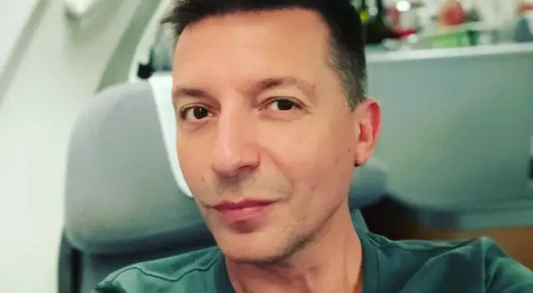 Portret Michała Cessanisa, który siedzi w samolocie.