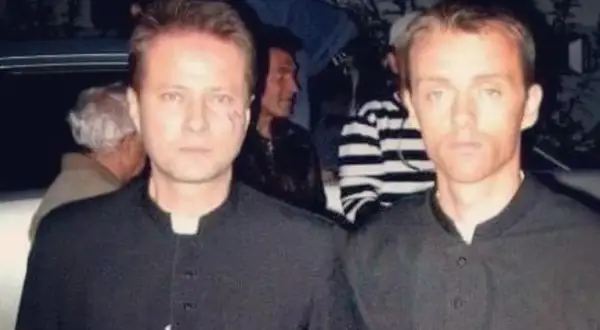 Dwóch mężczyzn w czarnych koszulach, jeden z blizną na policzku, wygląda jakby to oni byli tym, kto dubluje polskie gwiazdy w niebezpiecznych scenach kaskaderskich.